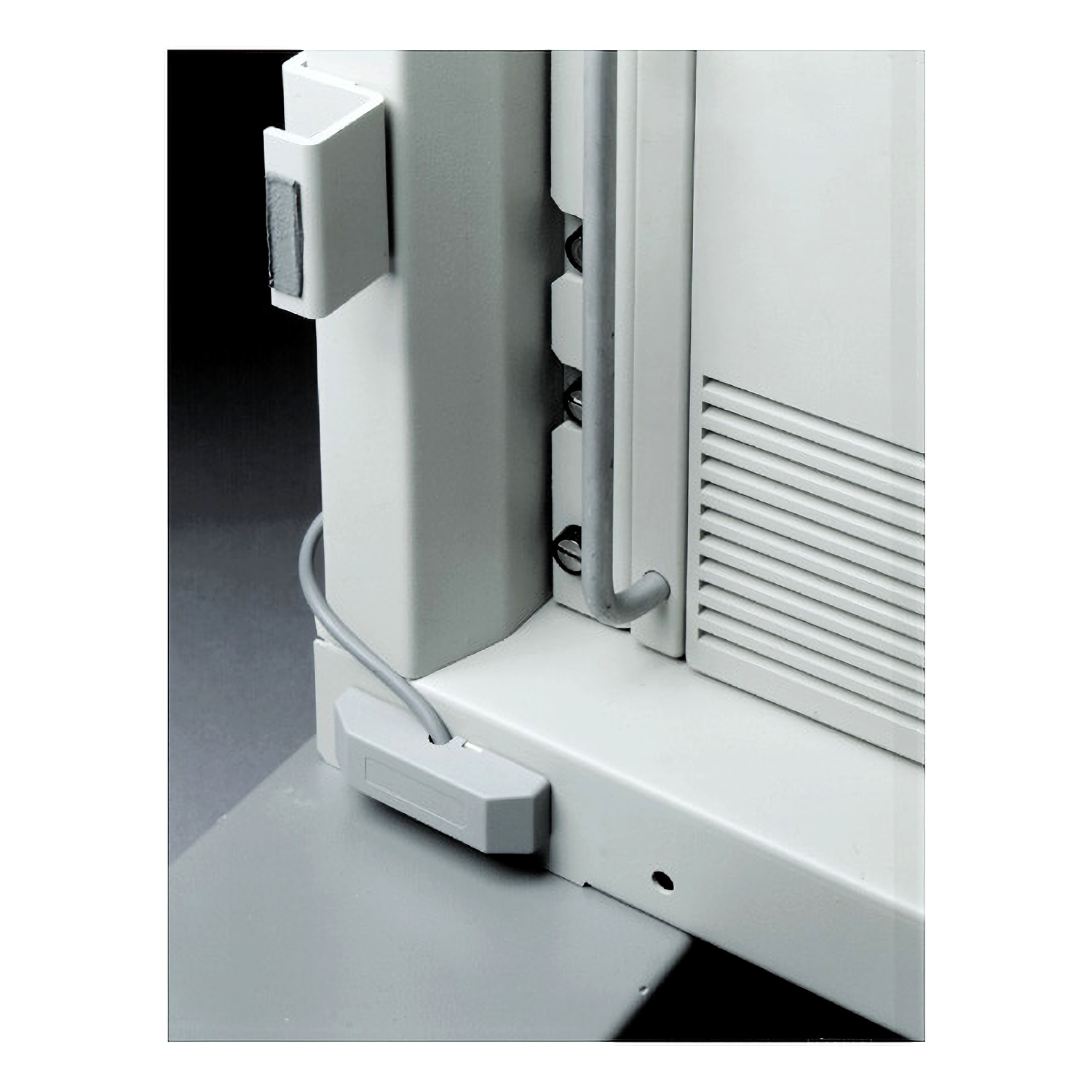 NetShelter VX/SX Door Sensor Switch Kit View 4