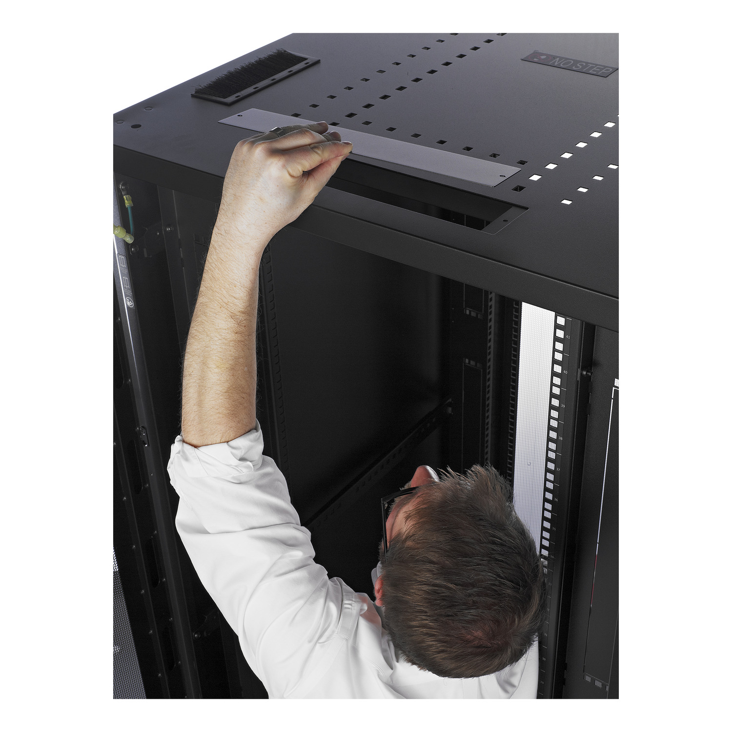 APC NetShelter SV, Server Rack Enclosure, 42U, Black, 2057H x 800W x 1060D mm, with Roof, Castors, Feet, 4 Brackets, Bottom and Side Panels View 32