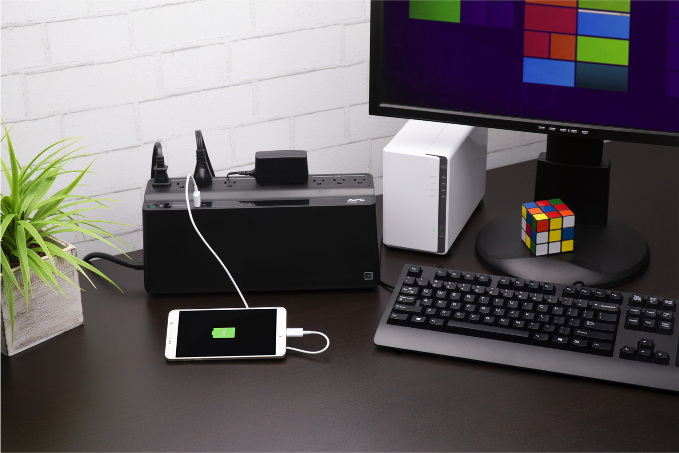 APC Back UPS, 900VA/480W, Floor/Wall Mount 120V, 9x NEMA 5-15R outlets, USB Type A Port Hardware Detail