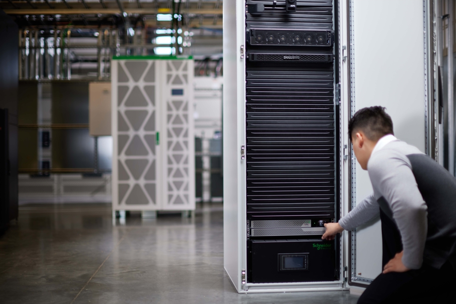 APC Smart-UPS Ultra On-Line, 2200VA, Lithium-ion, Rack/Tower 1U, 120V, 5x 5-20R, 1x L5-20R NEMA outlets, SmartConnect, Extended runtime, W/rail kit Front View