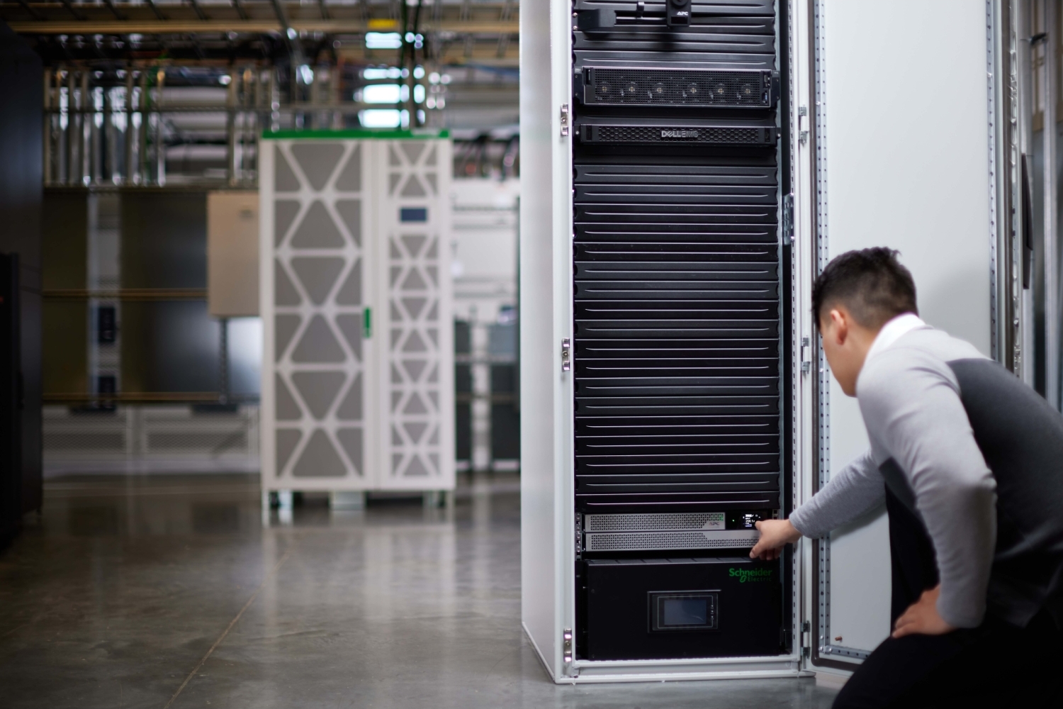 APC Smart-UPS Ultra On-Line, 5000VA, Lithium-ion, Rack/Tower 2U, 208V, 2 L6-20R + 2 L6-30R NEMA outlets, Network Card, Extended runtime, W/rail kit View 7