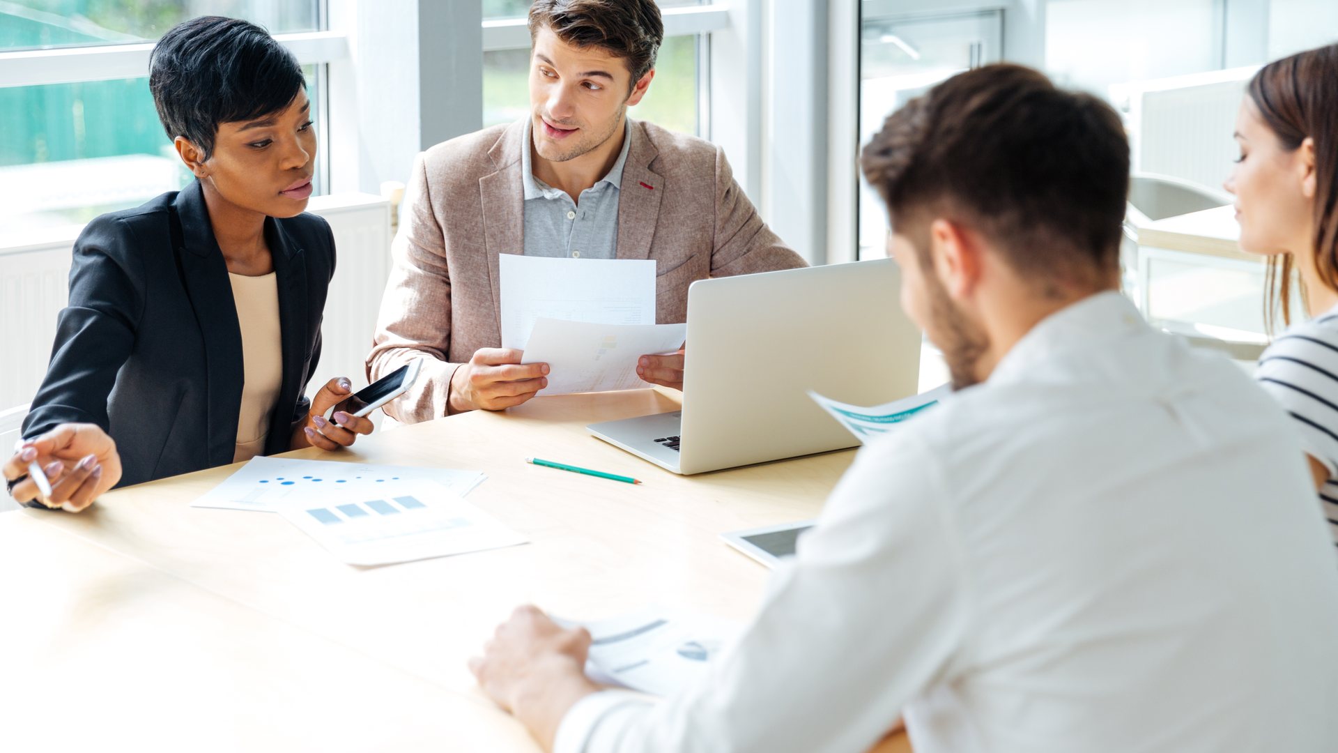 HPE OneView server hardware inventory with per-bay status, model and appliance details on a tablet
